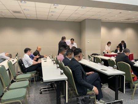 Owen Li presso i produttori di tessuti malesi